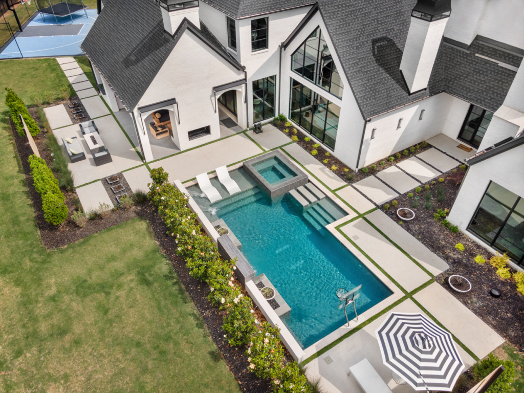 Modern expansive pool environment